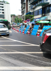 水司、交警等多方通力協(xié)作  快速處置忠孝街自來水爆管搶修