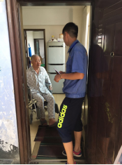 營(yíng)銷(xiāo)部進(jìn)社區(qū)開(kāi)展 “扶貧救助獻(xiàn)愛(ài)心 便民服務(wù)為群眾”活動(dòng)