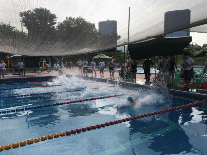 中流擊水，浪遏飛舟；奮勇爭先，友誼長存