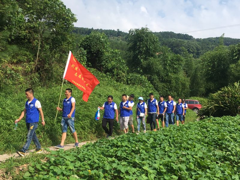 四水廠積極爭創(chuàng)省級“青年文明號”走進鄉(xiāng)村關愛貧困家庭