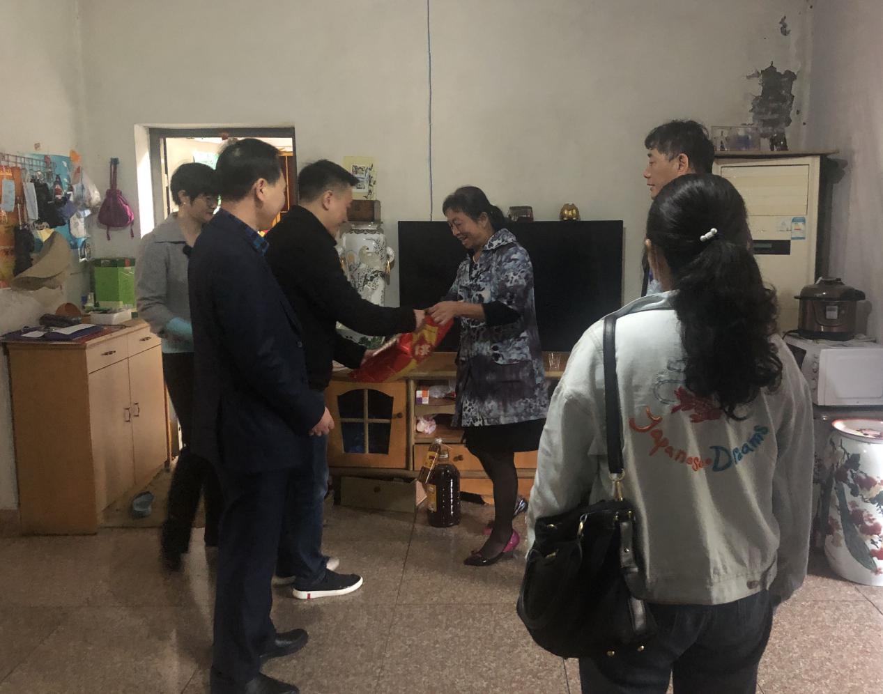 走訪慰問困難戶，真情關(guān)愛暖人心