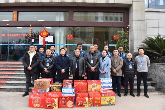 集團公司黨委書記、董事長周燕賓一行看望慰問臨港公司一線員工