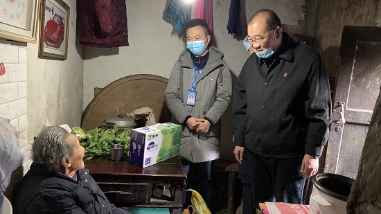 集團公司慰問“雙包雙保”社區(qū)困難群眾
