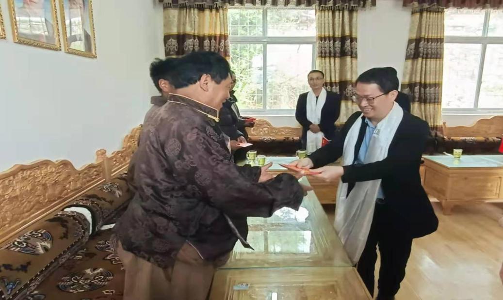 千里慰問(wèn)送溫暖 真情幫扶助振興 ——集團(tuán)公司到新龍縣開(kāi)展幫扶慰問(wèn)活動(dòng)