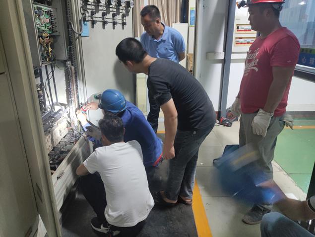 通宵奮戰(zhàn)，順利完成一水廠泵站電氣改造