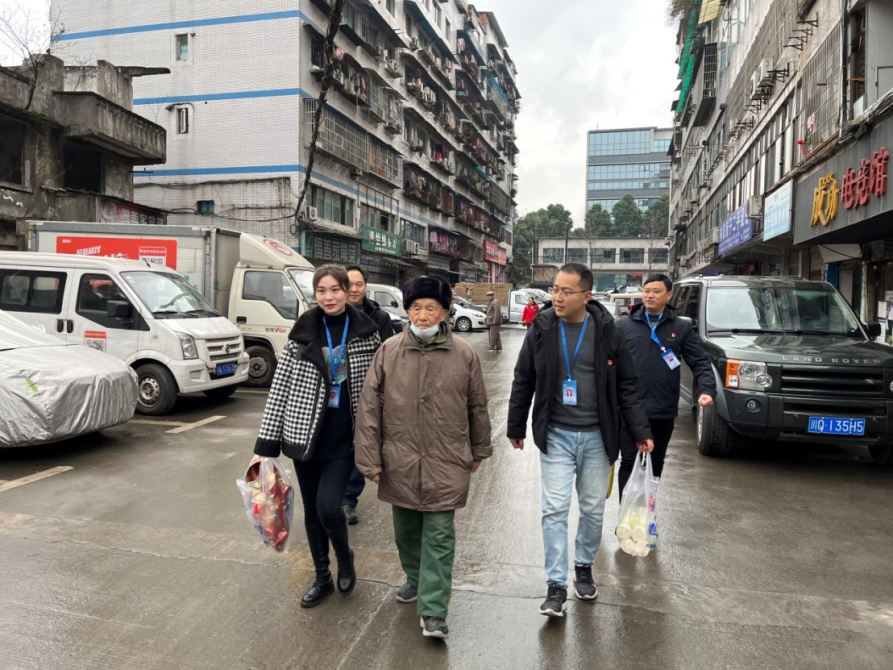 節(jié)前慰問送溫暖，情系下渡口社區(qū)困難群眾