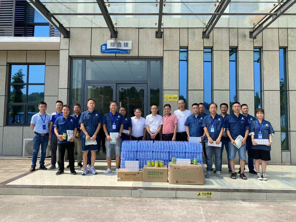 公服集團(tuán)黨委書(shū)記、董事長(zhǎng)楊中才一行到清源水務(wù)公司開(kāi)展“夏送清涼”慰問(wèn)活動(dòng)