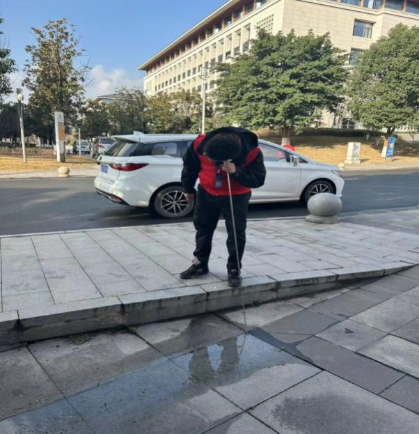 供水進(jìn)校園 服務(wù)暖人心 —投資公司支部、臨港支部聯(lián)合開展“進(jìn)校辦實(shí)事”主題黨日活動