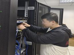 《榜樣在身邊》系列報(bào)道——王海宇、徐蕾：青春奮斗正當(dāng)時(shí)