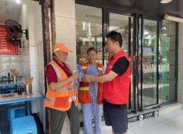 投資公司支部開展“夏日送清涼，慰問一線環(huán)衛(wèi)工人” 主題黨日活動