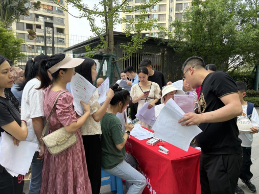 小區(qū)現(xiàn)場辦公解難題 助推供水服務(wù)“加速跑” —臨港公司開展“進(jìn)小區(qū)”五進(jìn)實踐活動