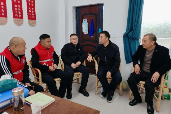 清源水務天泉公司赴萬里村走訪慰問駐村干部并開展談心談話